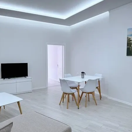 Aem 1 Bedroom Apt #4 דירה גולם
